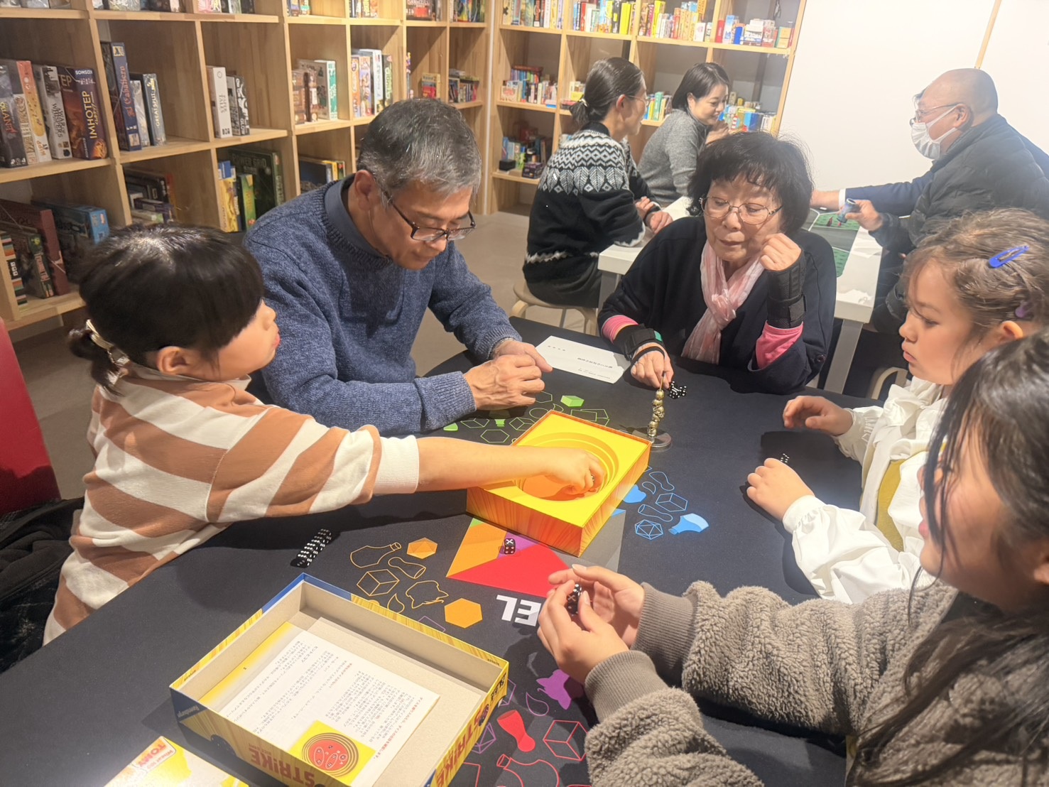 Mitglieder spielen Brettspiele