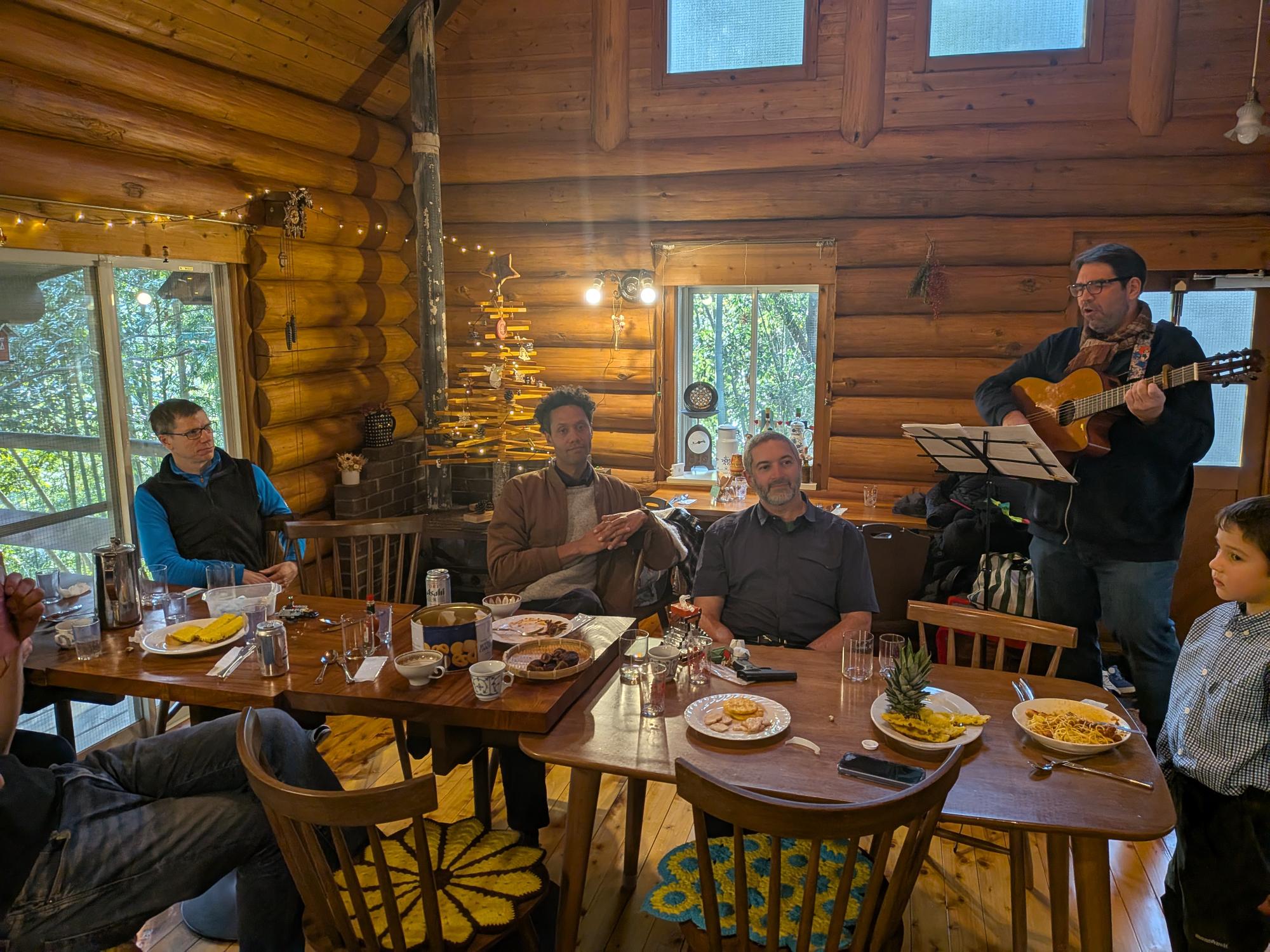 Mitglieder zu Tisch mit Musikbegleitung durch Gitarre